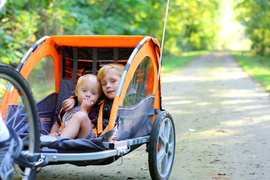 Due bambini in un rimorchio per bici